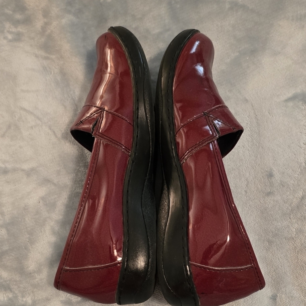 BOC Women's Patent Leather Candy Apple Red Clogs, Size 8 (1029) - Picture 3 of 9